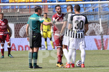 2021-05-04 - protests with the referee - REGGINA VS ASCOLI - ITALIAN SERIE B - SOCCER