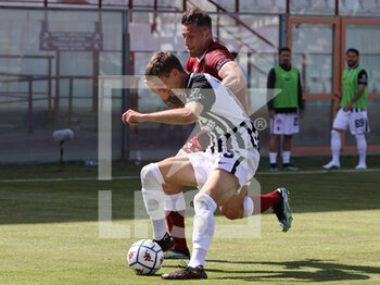 2021-05-04 - Denis German Reggina end Quaranta Danilo Ascoli carries the ball - REGGINA VS ASCOLI - ITALIAN SERIE B - SOCCER