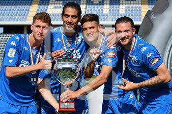 2021-05-10 - Nicolas Haas (Empoli), Dimitrios Nikolaou (Empoli), Samuele Ricci (Empoli) e Riccardo Fiamozzi (Empoli) con la coppa - EMPOLI FC VS US LECCE - ITALIAN SERIE B - SOCCER