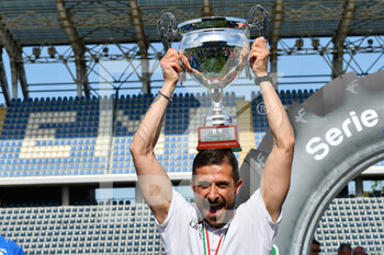 2021-05-10 - Alessio Dionisi (allenatore Empoli) con la coppa - EMPOLI FC VS US LECCE - ITALIAN SERIE B - SOCCER