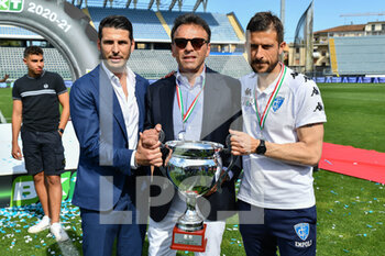 2021-05-10 - Fabrizio Corsi (presidente Empoli), Alessio Dionisi (allenatore Empoli) e Pietro Accardi (direttore sportivo Empoli) con la coppa - EMPOLI FC VS US LECCE - ITALIAN SERIE B - SOCCER