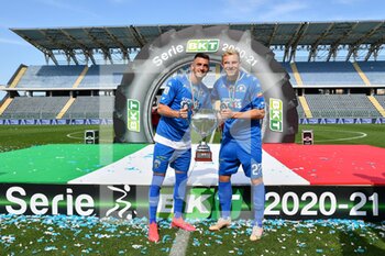 2021-05-10 - Aleksa Terzic (Empoli) e Szymon Zurkowski (Empoli) con la coppa - EMPOLI FC VS US LECCE - ITALIAN SERIE B - SOCCER