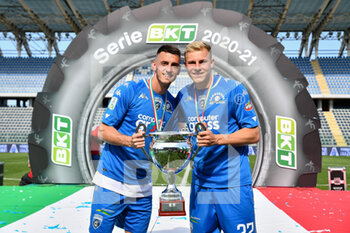 2021-05-10 - Aleksa Terzic (Empoli) e Szymon Zurkowski (Empoli) con la coppa - EMPOLI FC VS US LECCE - ITALIAN SERIE B - SOCCER