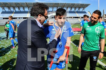 2021-05-10 - Fabrizio Corsi (presidente Empoli) dà la medaglia a Fabiano Parisi (Empoli) infortunato - EMPOLI FC VS US LECCE - ITALIAN SERIE B - SOCCER