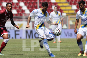 2021-05-10 - Brignola Enrico (Frosinone) carries the ball - REGGINA VS FROSINONE CALCIO - ITALIAN SERIE B - SOCCER