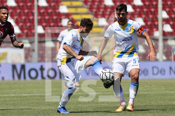 2021-05-10 - Brignola Enrico (Frosinone) carries the ball end Gori Mirko (Frosinone) - REGGINA VS FROSINONE CALCIO - ITALIAN SERIE B - SOCCER