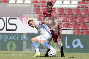2021-05-10 - Crisetig Lorenzo (Reggina) carries the ball end Ciano Camillo (Frosinone) - REGGINA VS FROSINONE CALCIO - ITALIAN SERIE B - SOCCER