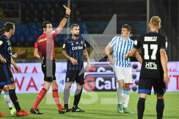 2021-08-22 - L'arbitro Andrea Calzavara ammonisce Lorenzo Colombo (Spal) - AC PISA VS SPAL - ITALIAN SERIE B - SOCCER