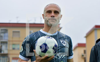 2019-11-24 - Il capitano della Cavese De Rosa premiato ad inizio gara per le 217 presenze con la maglia degli aquilotti - CAVESE VS MONOPOLI - ITALIAN SERIE C - SOCCER