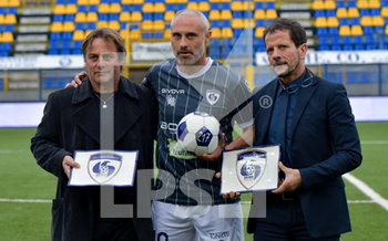2019-11-24 - De Rosa (10) Cavese tra Carafa e Sergio Mari viene premiato per le 217 presenze in maglia blufoncè - CAVESE VS MONOPOLI - ITALIAN SERIE C - SOCCER
