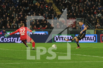 2019-12-02 - Michele Marconi contro il portiere Michele Di Gregorio, l'attaccante nerazzurro sigla il 2-0. - PISA VS PORDENONE - ITALIAN SERIE B - SOCCER