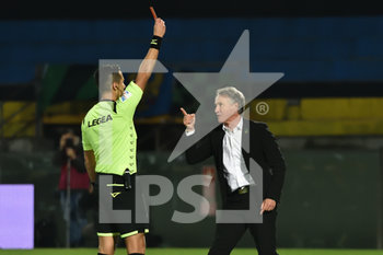 2019-12-02 - L'arbitro Di Martino espelle L'allenatore del Pordenone Attilio Tesser - PISA VS PORDENONE - ITALIAN SERIE B - SOCCER