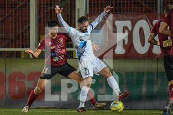 2019-12-11 - Nicola Strambelli (L) protegge palla su Francesco Benassai (P) - PONTEDERA VS LECCO - ITALIAN SERIE C - SOCCER