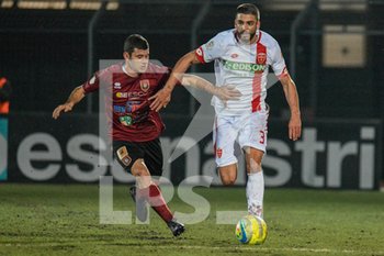 2019-12-15 - Armando Anastasio (M) va sulla fascia contrastato da Gianluca Barba (P) - PONTEDERA VS MONZA - ITALIAN SERIE C - SOCCER