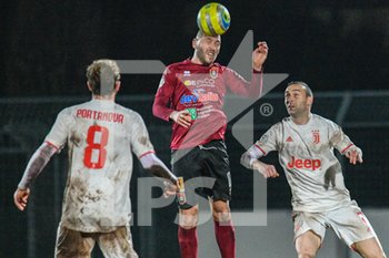 2020-02-02 - Luca Piana (P) di testa in area tra Ettore Marchi (J) e Manolo Portanova (J) - PONTEDERA VS JUVENTUS U23 - ITALIAN SERIE C - SOCCER