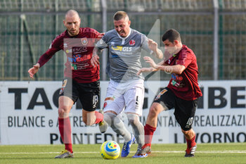 2020-02-23 - Umberto Eusepi (A) protegge palla tra Luca Piana (P) e Gianluca Barba (P) - PONTEDERA VS ALESSANDRIA - ITALIAN SERIE C - SOCCER