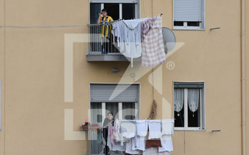 2020-03-09 - Tifosi assistono alla gara dai balconi deli palazzi che circondano il Romeo Menti - CAVESE VS POTENZA - ITALIAN SERIE C - SOCCER