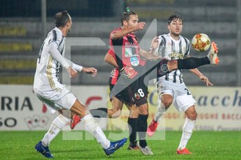 2020-10-25 - Tanasiy Kosovan (Lucchese) stoppa la palla tra Michele Troiano (Juventus U23) e Ferdinando Del Sole (Juventus U23) - LUCCHESE VS JUVENTUS U23 - ITALIAN SERIE C - SOCCER