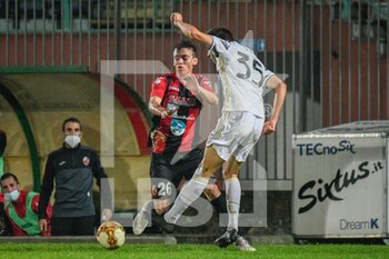 2020-10-25 - Andrea Adamoli (Lucchese) contrastato da Daniel Leo (Juventus U23) - LUCCHESE VS JUVENTUS U23 - ITALIAN SERIE C - SOCCER