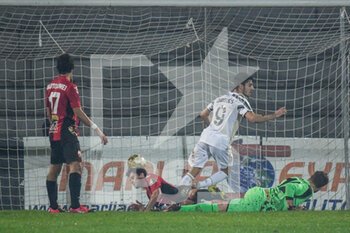 2020-10-25 - Daniele Solcia (Lucchese) fa autorete per il gol della juventus - LUCCHESE VS JUVENTUS U23 - ITALIAN SERIE C - SOCCER