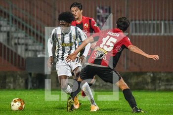 2020-10-25 - Félix Andrade Sanches Correia (Juventus U23) salta Daniele Solcia (Lucchese) - LUCCHESE VS JUVENTUS U23 - ITALIAN SERIE C - SOCCER