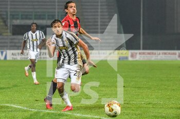 2020-10-25 - Ferdinando Del Sole (Juventus U23) dribbla Federico Papini (Lucchese) - LUCCHESE VS JUVENTUS U23 - ITALIAN SERIE C - SOCCER