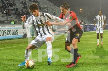 2020-10-25 - Elia Petrelli (Juventus U23) resiste alla carica di Federico Papini (Lucchese) - LUCCHESE VS JUVENTUS U23 - ITALIAN SERIE C - SOCCER