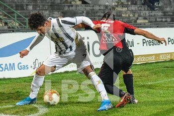 2020-10-25 - Elia Petrelli (Juventus U23) resiste alla carica di Federico Papini (Lucchese) - LUCCHESE VS JUVENTUS U23 - ITALIAN SERIE C - SOCCER