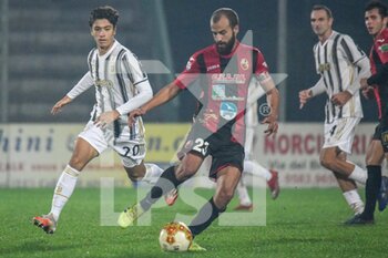2020-10-25 - Matteo Meucci (Lucchese) inseguito da Giuseppe Leone (Juventus U23) - LUCCHESE VS JUVENTUS U23 - ITALIAN SERIE C - SOCCER