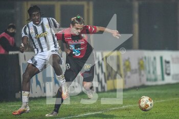 2020-10-25 - Tanasiy Kosovan (Lucchese) resiste a Franco Tongya (Juventus U23) - LUCCHESE VS JUVENTUS U23 - ITALIAN SERIE C - SOCCER
