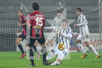 2020-10-25 - Enzo Alan Tomas Barrenechea (Juventus U23) in scivolata su Daniele Solcia (Lucchese) - LUCCHESE VS JUVENTUS U23 - ITALIAN SERIE C - SOCCER
