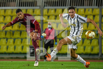 2020-11-04 - Mendes Murilo (Livorno) calcia a rete contrastato da Luca Coccolo (Juventus U23) - LIVORNO VS JUVENTUS U23 - ITALIAN SERIE C - SOCCER