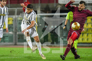 2020-11-04 - Hamzi Rafia (Juventus U23) al tiro contrastato da Marcelo Deverlan Vicente (Livorno) - LIVORNO VS JUVENTUS U23 - ITALIAN SERIE C - SOCCER