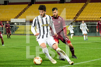 2020-11-04 - Elia Petrelli (Juventus U23) inseguito da Marcelo Deverlan Vicente (Livorno) - LIVORNO VS JUVENTUS U23 - ITALIAN SERIE C - SOCCER