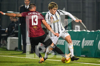 2020-12-20 - Nicolò Fagioli (Juventus U23) blocato da Giovanni Catanese (Pontedera) - PONTEDERA VS JUVENTUS U23 - ITALIAN SERIE C - SOCCER