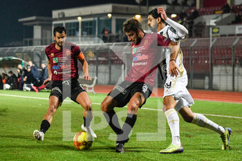 2020-12-20 - Andrea Magrassi (Pontedera) e Gabriele Perretta (Pontedera) proteggono la palla da Hamza Rafia (Juventus U23) - PONTEDERA VS JUVENTUS U23 - ITALIAN SERIE C - SOCCER
