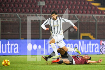 2020-12-20 - Francesco Benassai (Pontedera) interviene fallosamente su Hamza Rafia (Juventus U23) - PONTEDERA VS JUVENTUS U23 - ITALIAN SERIE C - SOCCER