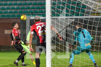 2020-12-23 - Giuseppe Caccavallo (Carrarese) con una rovesciata fa l'assist per il gol - LUCCHESE VS CARRARESE - ITALIAN SERIE C - SOCCER