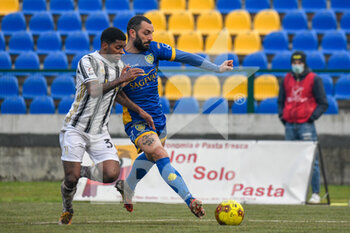 2021-01-09 - Wesley De Andrade Oliveira (Juventus U23) contrasta Saveriano Infantino (Carrarese) - CARRARESE VS JUVENTUS U23 - ITALIAN SERIE C - SOCCER