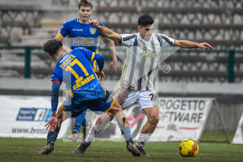 2021-01-09 - Andrea Mosti (Juventus U23) salta Giovanni Foresta (Carrarese) - CARRARESE VS JUVENTUS U23 - ITALIAN SERIE C - SOCCER