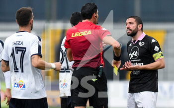 2021-01-09 - Roberto Crivello (6) Palermo FC discute con l'arbitro Sig. Valerio Maranesi della sezione di Ciampino - CAVESE VS PALERMO - ITALIAN SERIE C - SOCCER