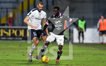 2021-01-09 - Mamadou Yaye Kanoute (20) Palermo FC tallonato da Manuel Marzupio (13) Cavese 1919 - CAVESE VS PALERMO - ITALIAN SERIE C - SOCCER