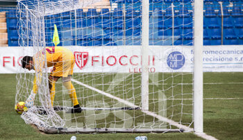 2021-01-30 - Strancampiano Giuseppe (Livorno) raccoglie il pallone in rete dopo la sfortunata autorete - LECCO VS LIVORNO - ITALIAN SERIE C - SOCCER