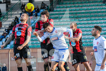 2021-01-31 - Daniele Solcia (Lucchese) shots the bal with head in Lucchese penalty area - LUCCHESE VS NOVARA CALCIO - ITALIAN SERIE C - SOCCER