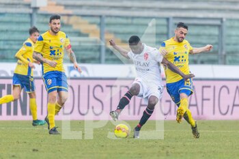 2021-02-07 - Karamoko Cissé (Padova) protegge palla dall'intervento di Edoardo Scrosta (Fermana FC) - PADOVA CALCIO VS FERMANA FC - ITALIAN SERIE C - SOCCER
