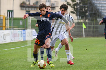 2021-04-07 - Federico Simonti (Pistoiese) anticipa Tommaso Barbieri (Juventus U23) - PISTOIESE VS JUVENTUS U23 - ITALIAN SERIE C - SOCCER