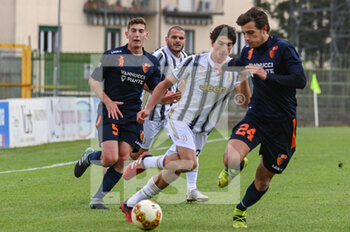 2021-04-07 - Federico Simonti (Pistoiese) anticipa Giuseppe Leone (Juventus U23) - PISTOIESE VS JUVENTUS U23 - ITALIAN SERIE C - SOCCER