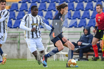 2021-04-07 - Mirko Romagnoli (Pistoiese) contrastato da Daouda Peeters (Juventus U23) - PISTOIESE VS JUVENTUS U23 - ITALIAN SERIE C - SOCCER