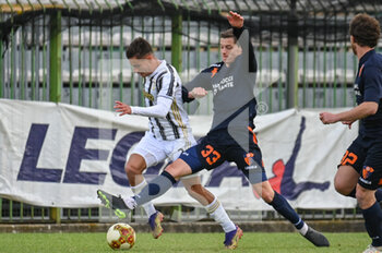 2021-04-07 - Lucas Oliveira Rosa (Juventus U23) contrastato da Filippo Delli Carri (Juventus U23) - PISTOIESE VS JUVENTUS U23 - ITALIAN SERIE C - SOCCER