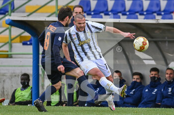 2021-04-07 - Andrea Brighenti (Juventus U23) supera Emanuele Spinozzi (Pistoiese) - PISTOIESE VS JUVENTUS U23 - ITALIAN SERIE C - SOCCER